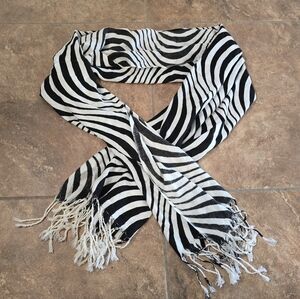 White Black Detailed Illusion Scarf